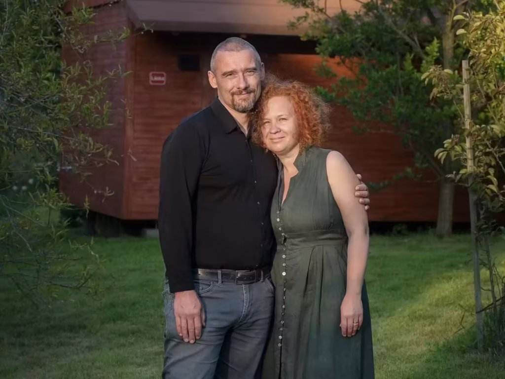 Tom und Lenka, Begleiter des Dunkelretreats, vor einer Hütte