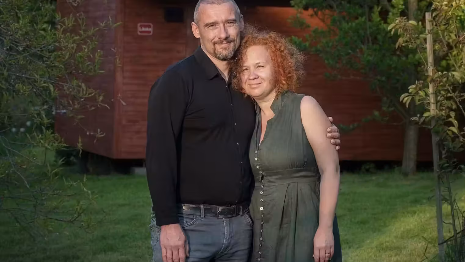 Tom und Lenka, Begleiter des Dunkelretreats, vor einer Hütte