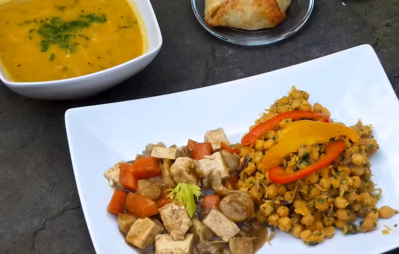 Vegetarisches Mittagessen mit Hülsenfrüchten und Suppe beim Dunkelretreat