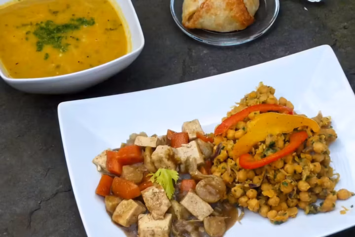 Vegetarisches Mittagessen mit Hülsenfrüchten und Suppe beim Dunkelretreat