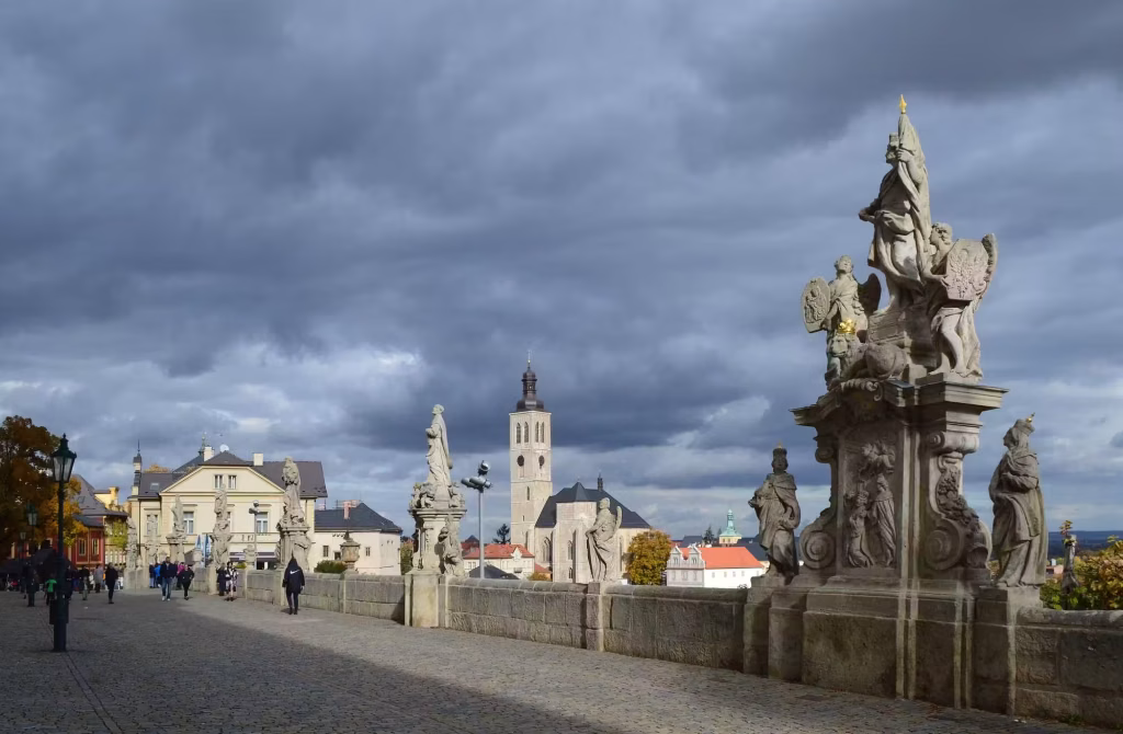 Calle Barborská con estatuas barrocas en Kutná Hora