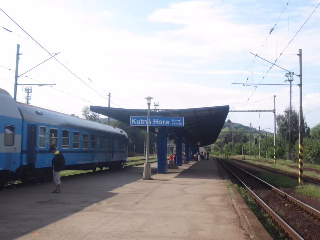 Tren en la estación principal de Kutná Hora, camino del retiro de oscuridad