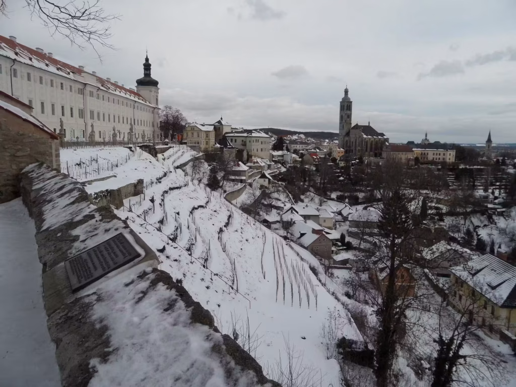 Kutná Hora en invierno con el Colegio de los Jesuitas nevado