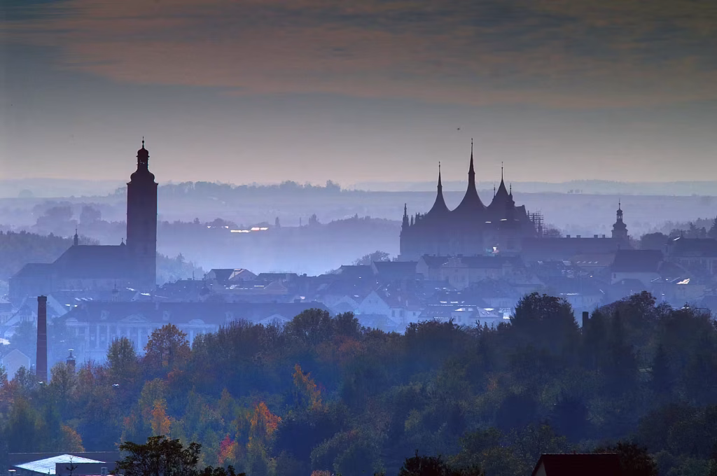 Silueta de Kutná Hora en la niebla de la mañana, República Checa