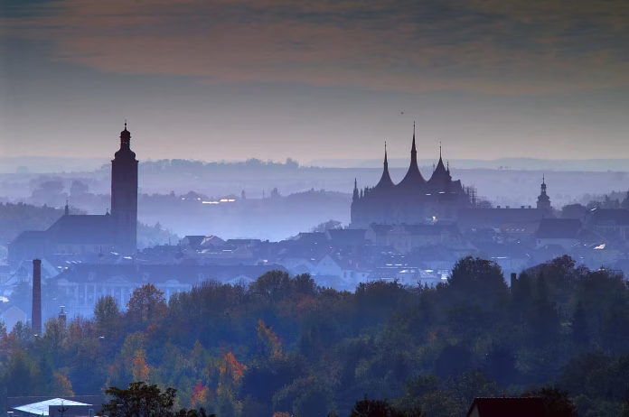 Silueta de Kutná Hora en la niebla de la mañana, República Checa