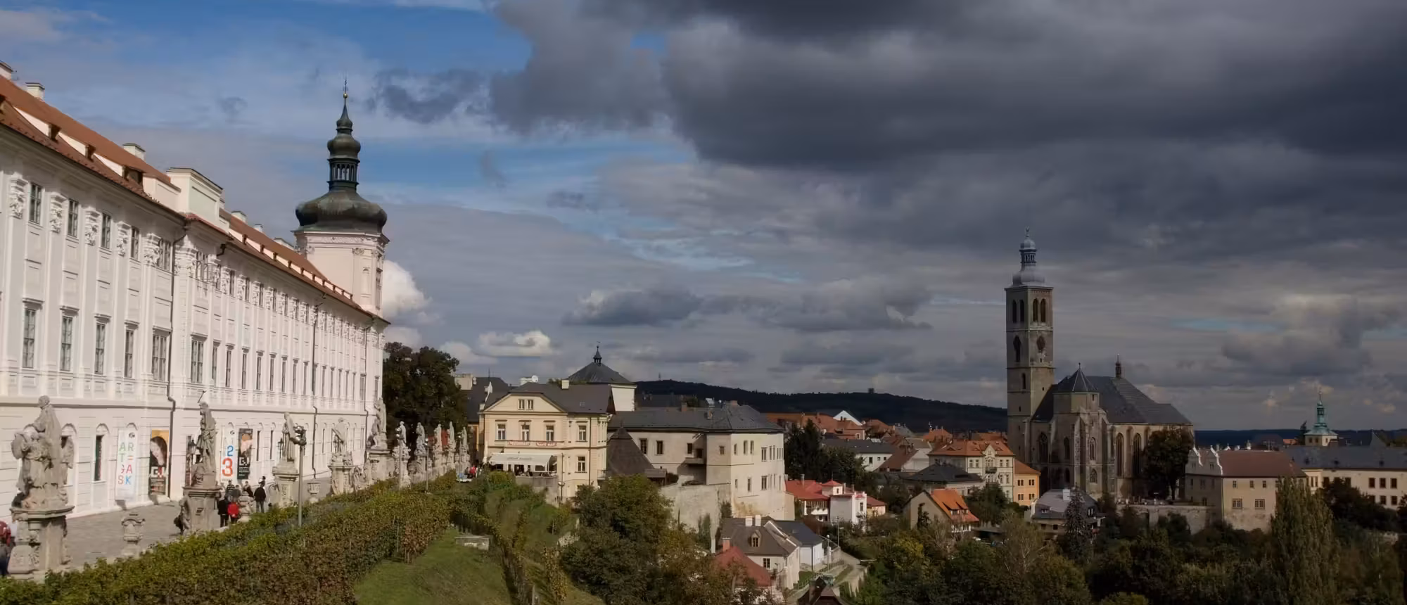 Panorama von Kuttenberg mit Jesuitenkolleg und Jakobskirche
