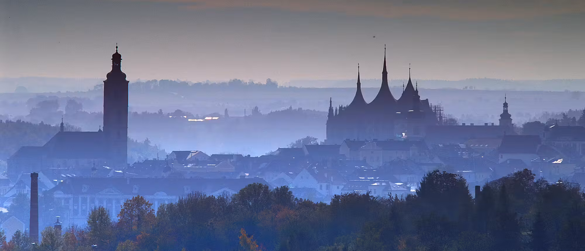 Silhouette von Kuttenberg im Morgennebel, Tschechien