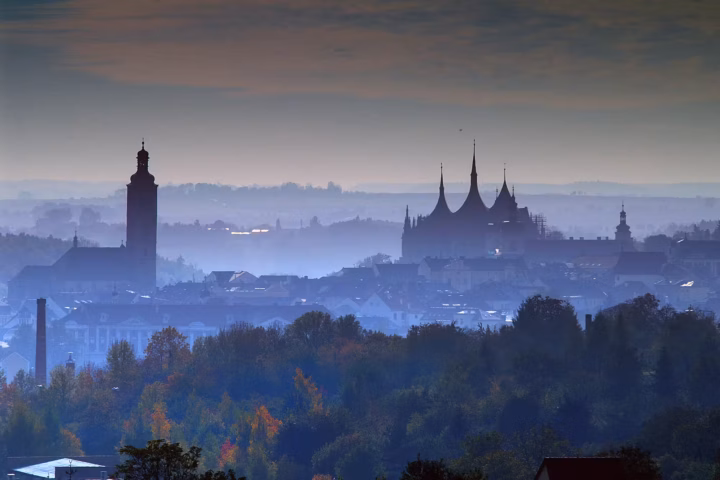 Silhouette von Kuttenberg im Morgennebel, Tschechien