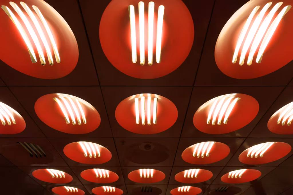 Helle Deckenlampen im Prager Hauptbahnhof