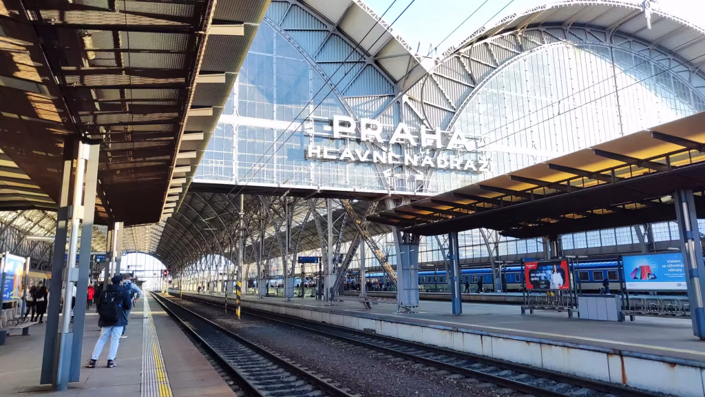 Andenes de la estación central de Praga, trenes a Kutná Hora