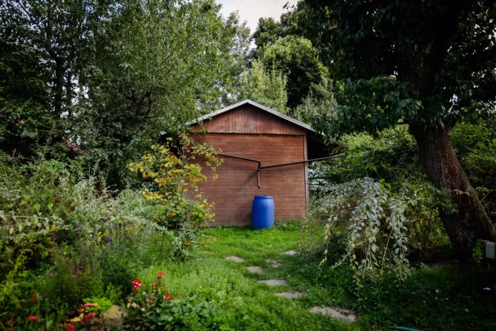 Cabaña de la Amistad para retiro de oscuridad en un jardín frondoso en Chequia