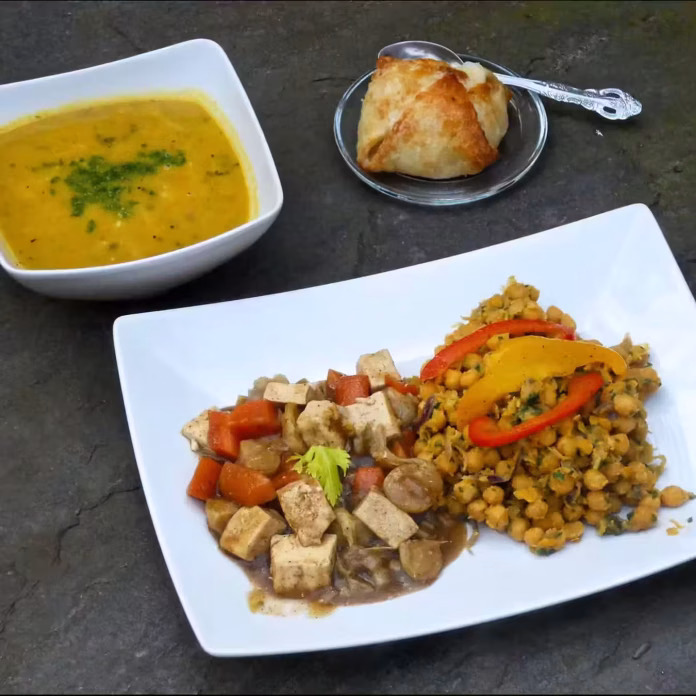 Comida vegetariana con legumbres y sopa durante un retiro de oscuridad
