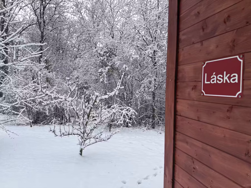 Cabaña del Amor cubierta de nieve, retiro de oscuridad en invierno