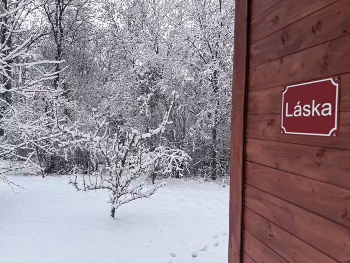 Cabaña del Amor cubierta de nieve, retiro de oscuridad en invierno