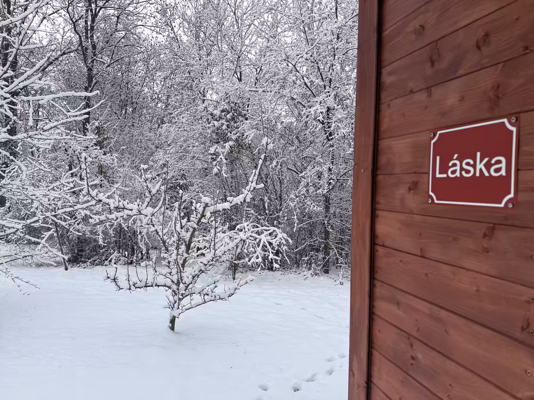 Cabaña del Amor cubierta de nieve, retiro de oscuridad en invierno
